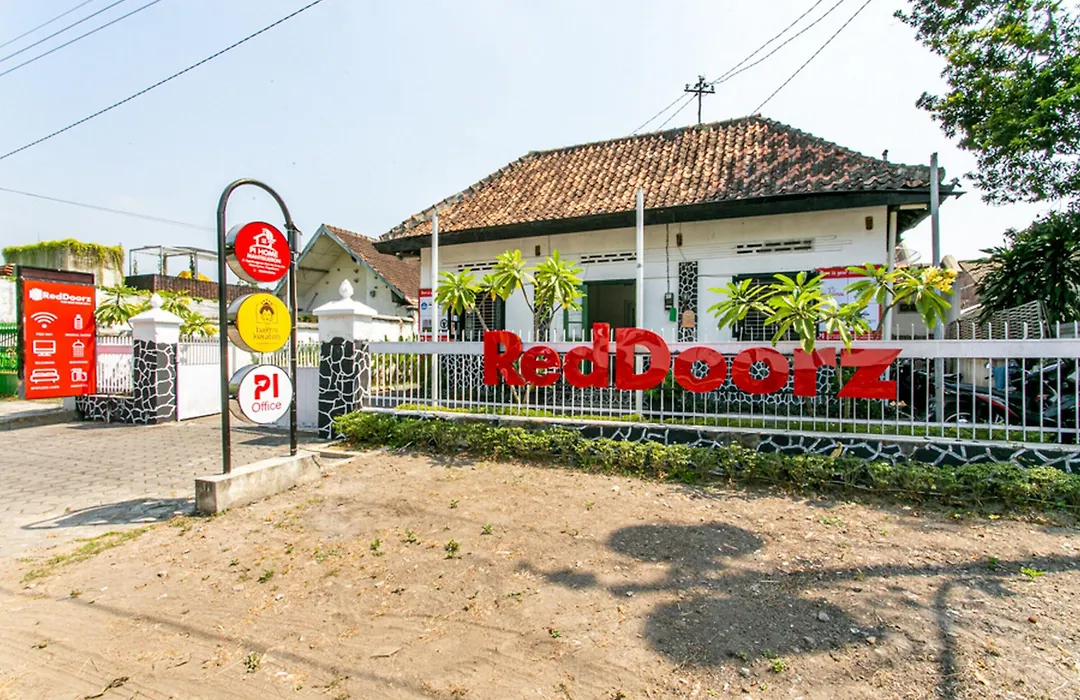 RedDoorz Plus near Taman Sari 2-1